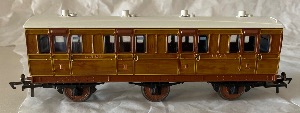 R40127 LNER 1st Class 6 wheel coach 4172 with lights